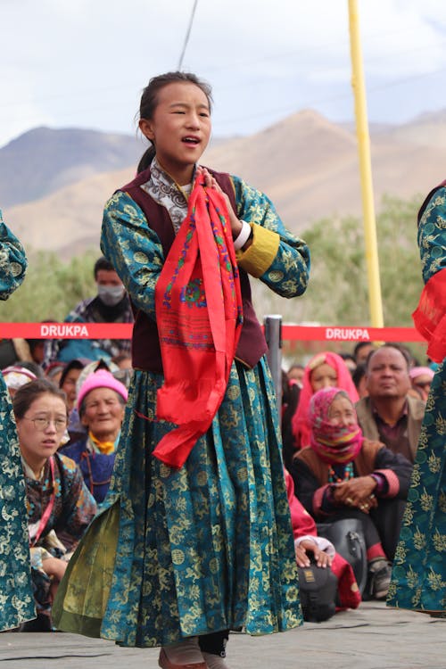 Foto stok gratis adat istiadat, budaya tibet, gaun hijau