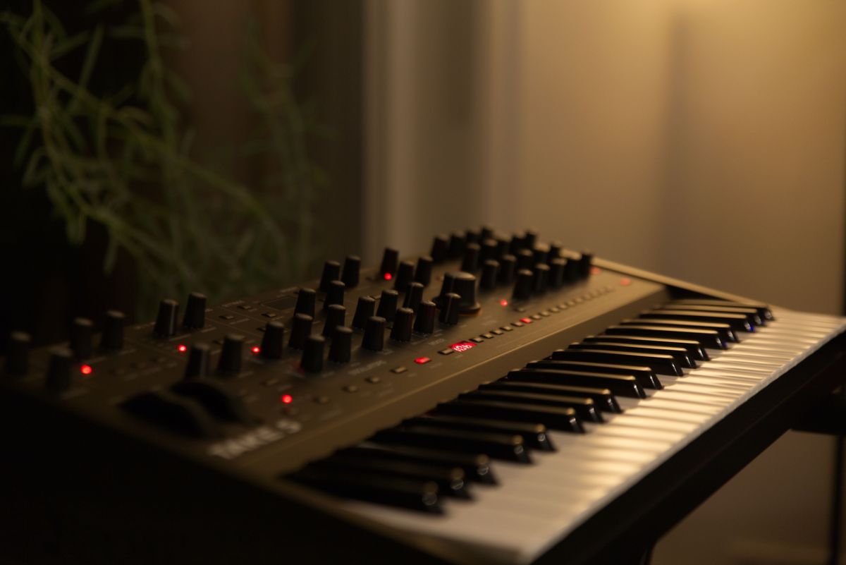 novaharp live stream — warm-lit synthesizer desk, photo by Tijs de Goei on Pexels