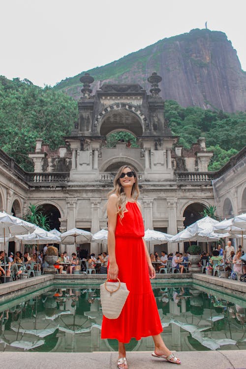 Fotos de stock gratuitas de de pie, exterior del edificio, mujer