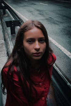 城市街道上，一位穿着红色外套的年轻女子的时尚肖像