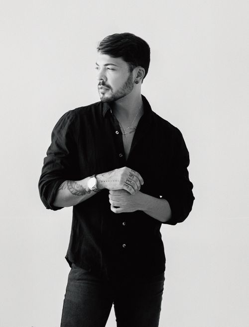 Free Black and white portrait of a man in a studio setting, showcasing elegant fashion in a minimalist style. Stock Photo