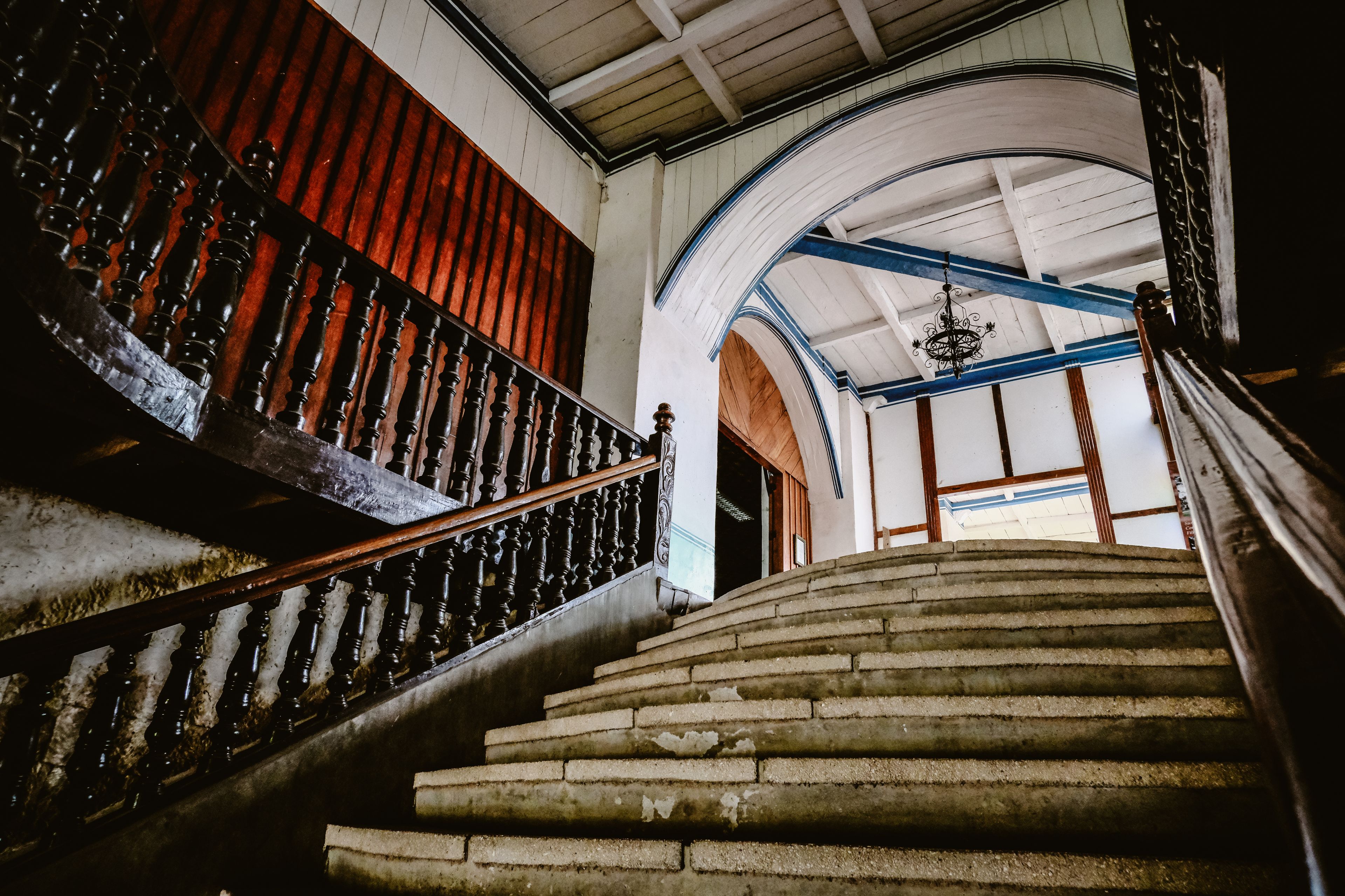 Escalier monumental en pierre avec rampe travaillée, dans un bâtiment ancien