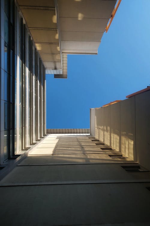 Бесплатное стоковое фото с Балкон, балконы, вертикальный выстрел