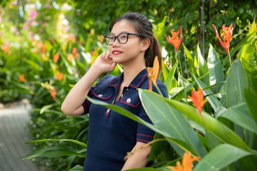 Ingyenes stockfotó ázsiai nő, kert, levelek témában