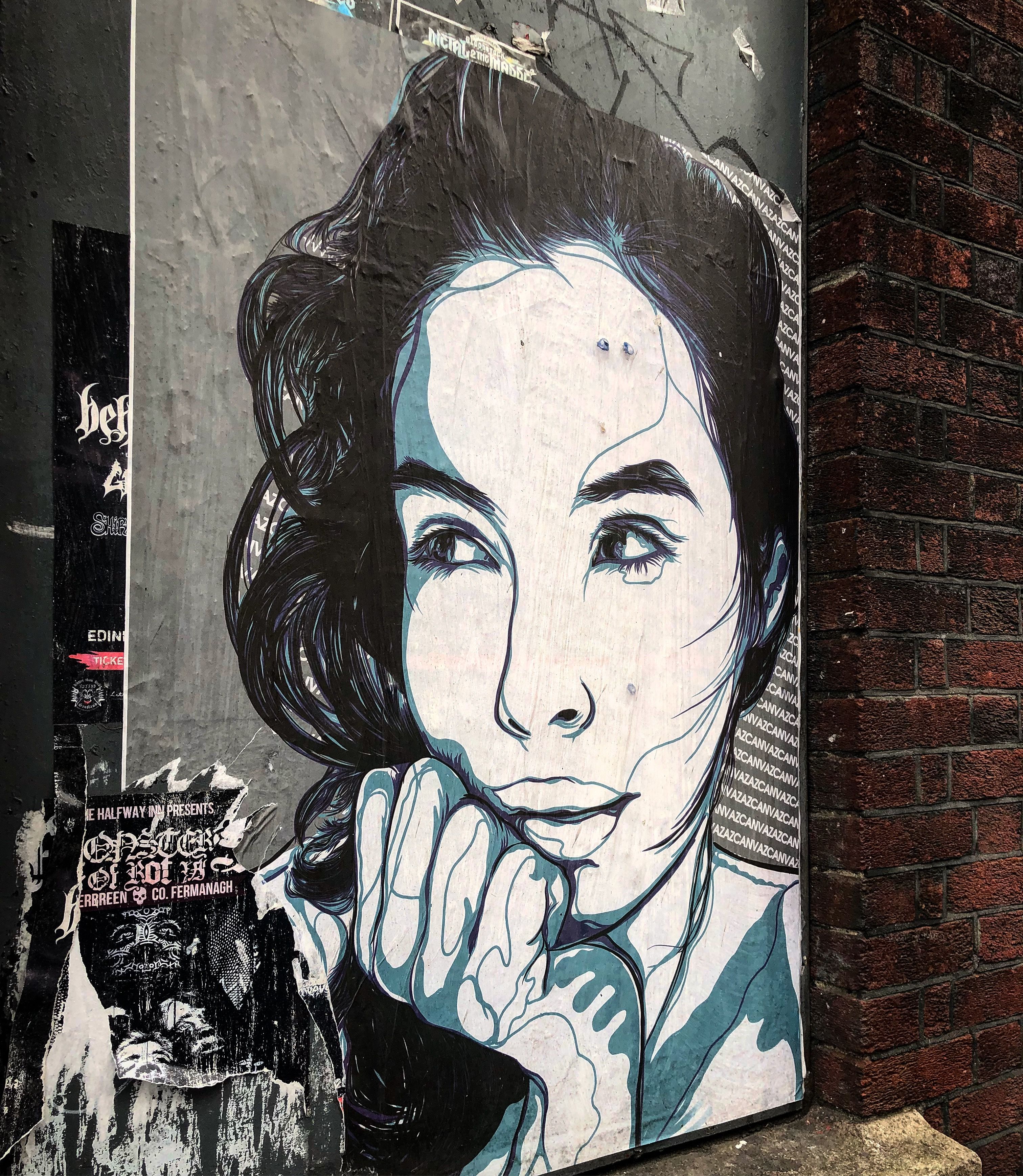 일본 교토의 게이샤 거리에서 기모노를 입은 사람들이 걷고 있는 모습