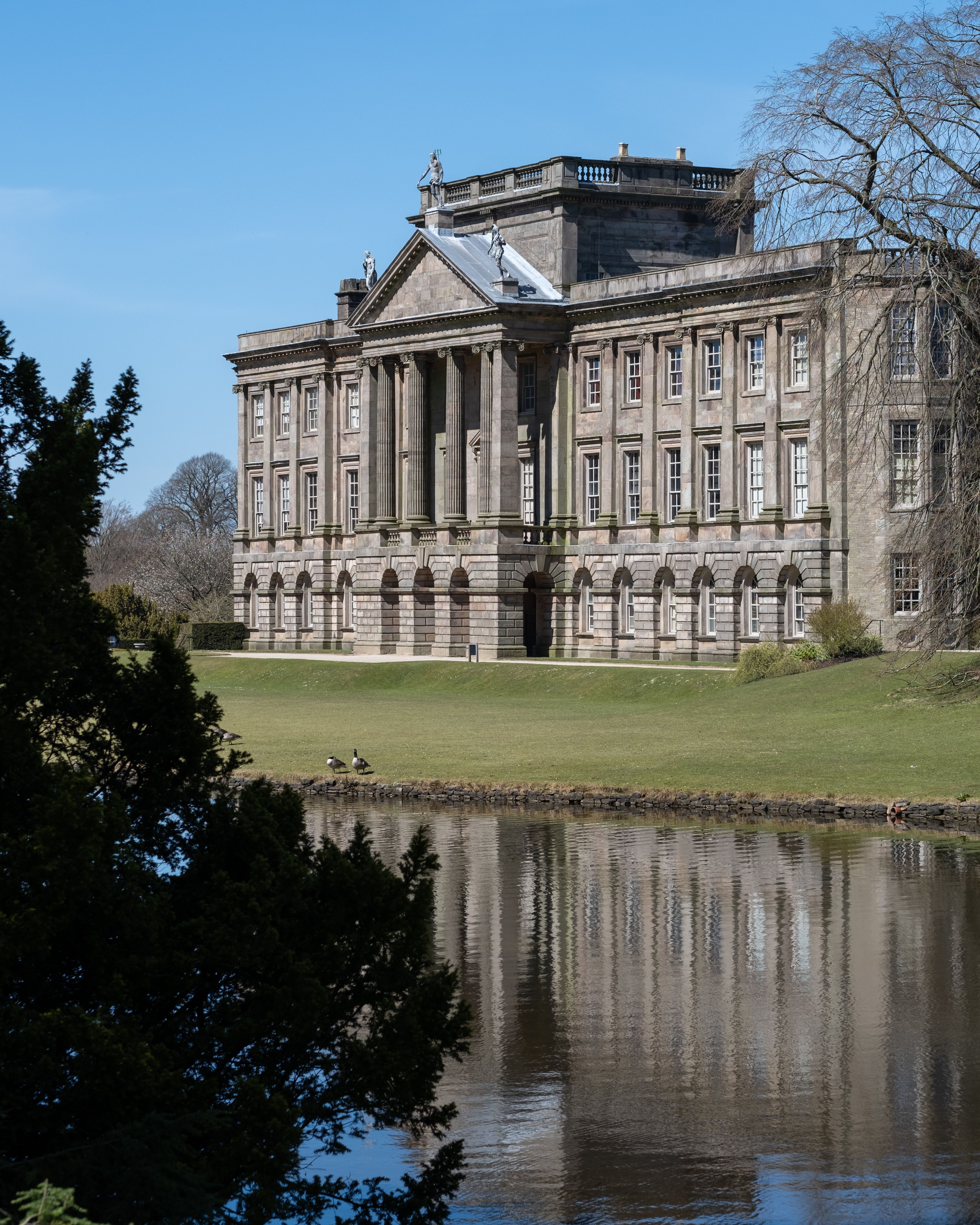 A Building in a Park · Free Stock Photo