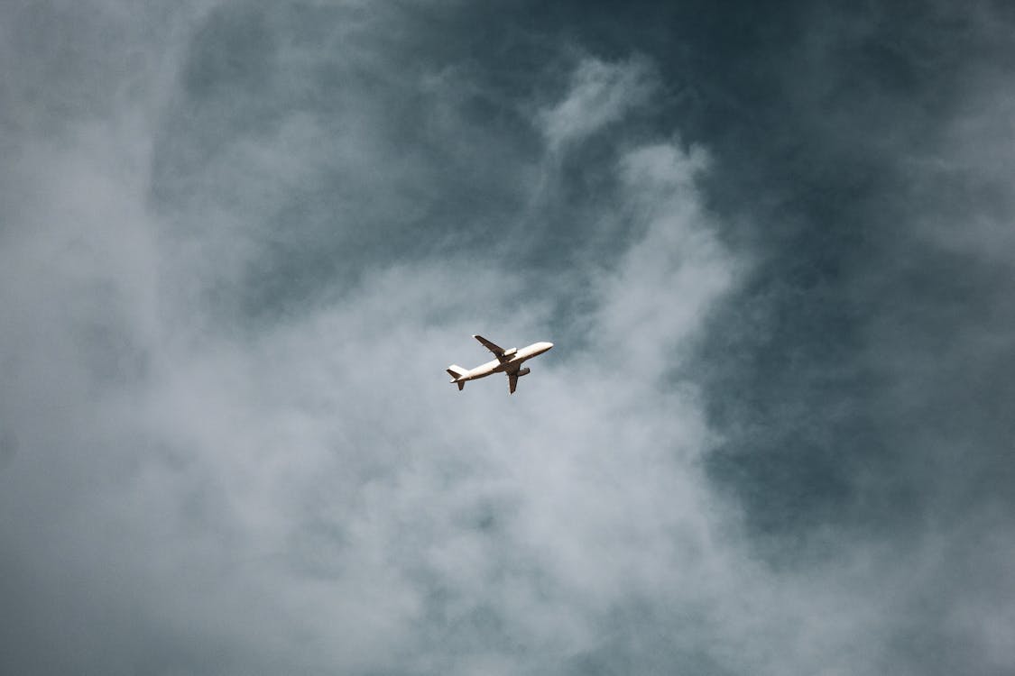 Cùng chiêm ngưỡng hình ảnh về máy bay bay trên bầu trời với đám mây làm nền. Đó là một thước phim tuyệt đẹp về sự kết hợp giữa máy bay và bầu trời. Bạn sẽ thực sự cảm nhận được sự độc đáo và huyền bí của bầu trời khi xem điều này.