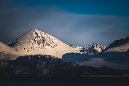 Бесплатное стоковое фото с водоем, горный хребет, горы