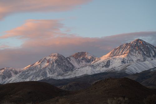 Free Captivating view of mountains at sunset with snow-capped peaks and a serene sky. Stock Photo