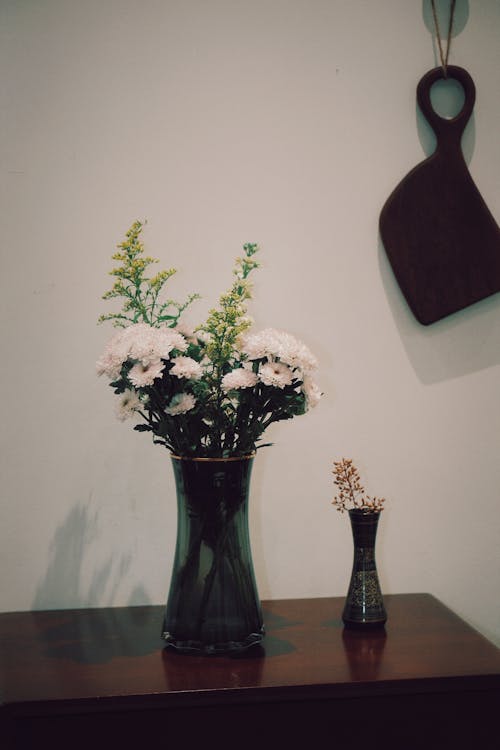 Foto stok gratis bagian dalam, bejana, bunga-bunga