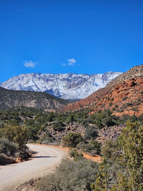 Free Explore the stunning Utah desert landscape with snow-capped mountains under a clear blue sky. Stock Photo