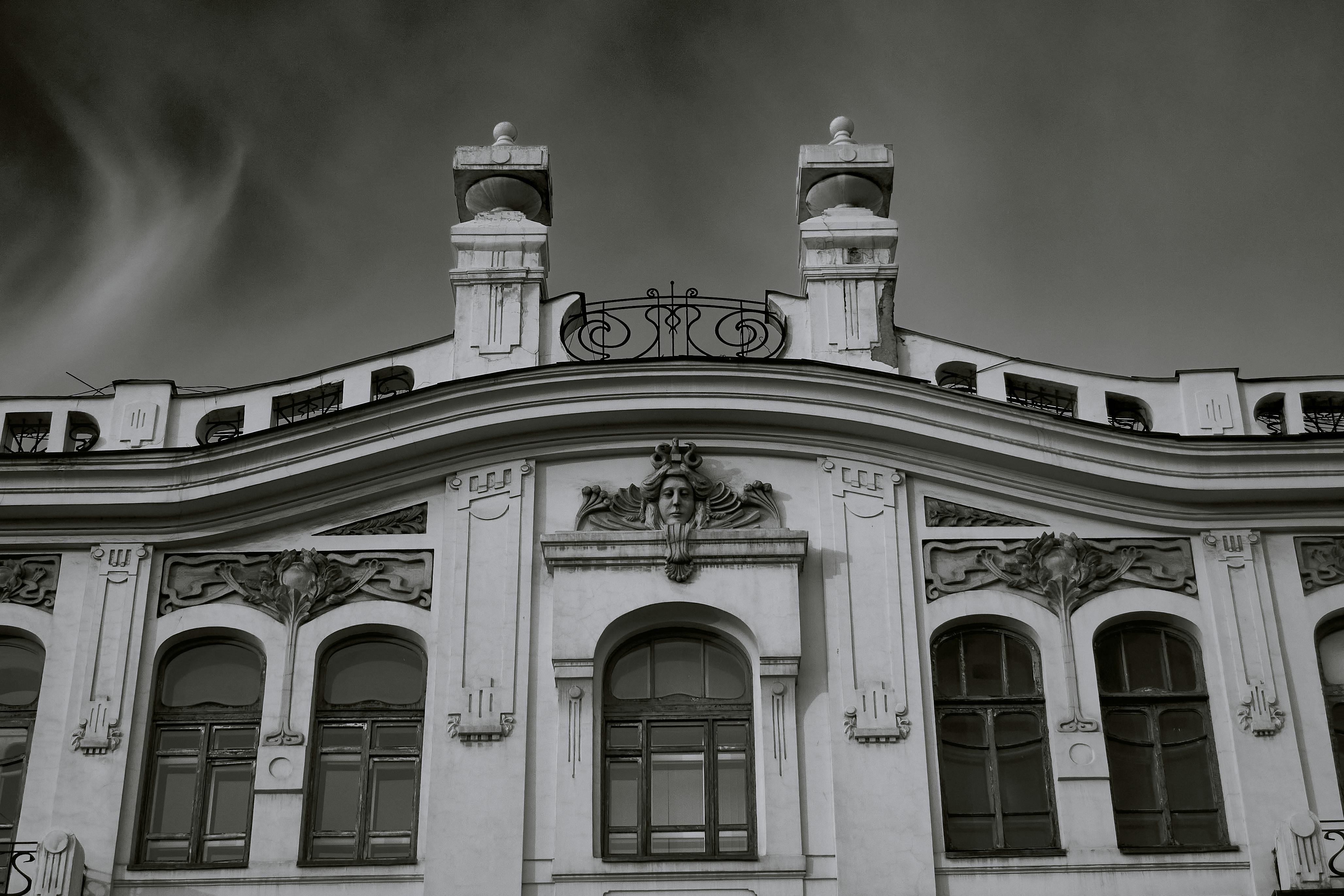 Vintage Building Facade in Black and White · Free Stock Photo