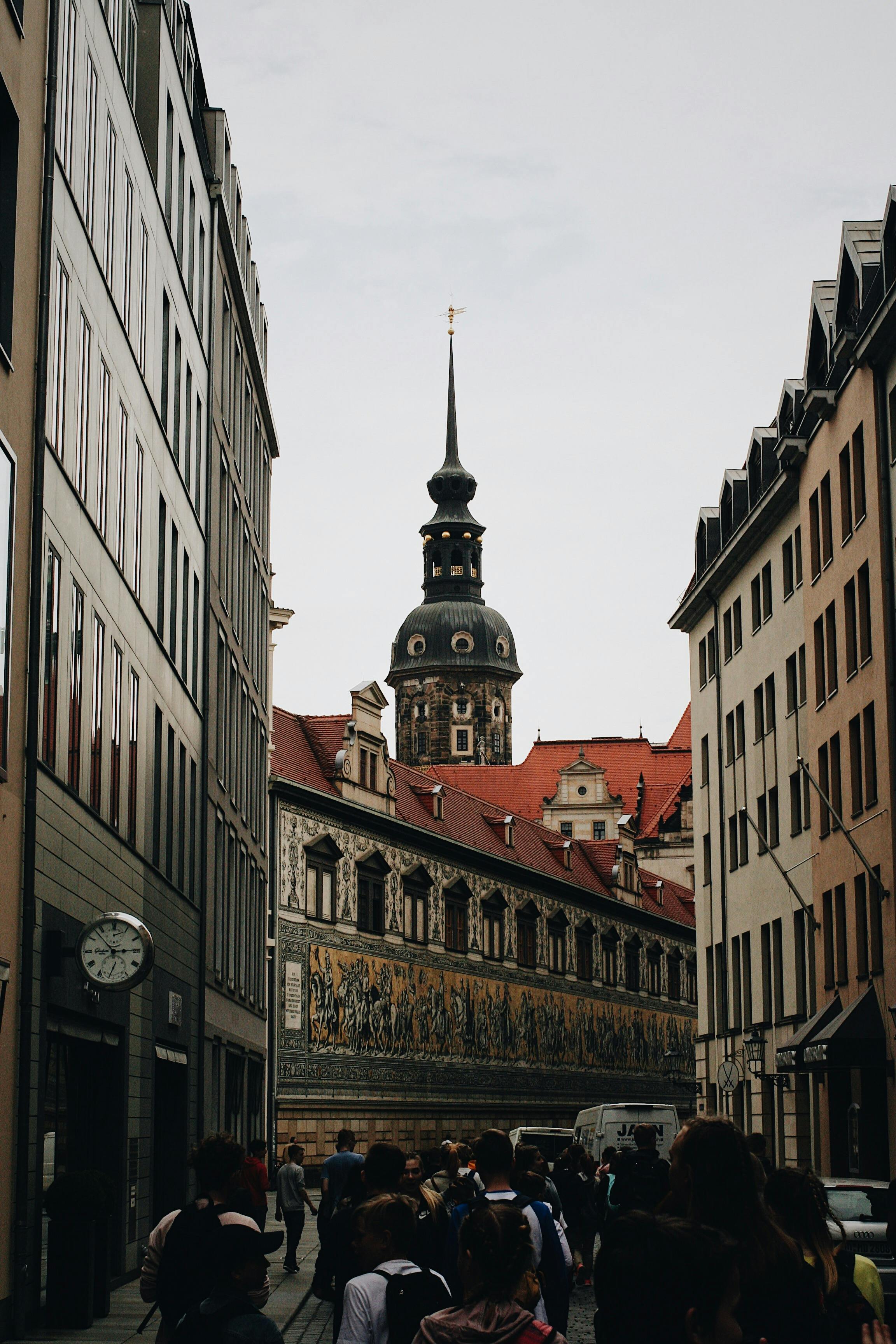 德国德累斯顿的街景拥有历史建筑和标志性塔楼