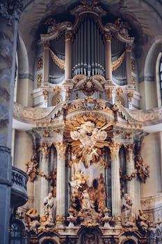这座巴洛克风格的教堂内部装饰豪华，细节繁复，并拥有一架令人惊叹的管风琴