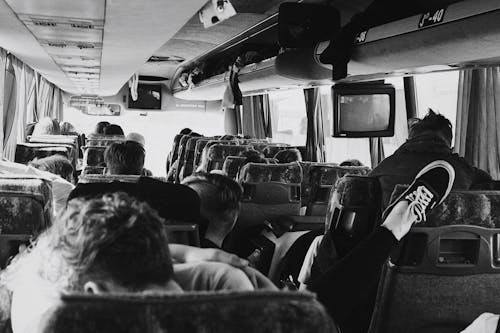 Foto En Escala De Grises De Personas En Un Autobús