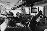 一辆坐满乘客的公共汽车在旅途中的单色视图