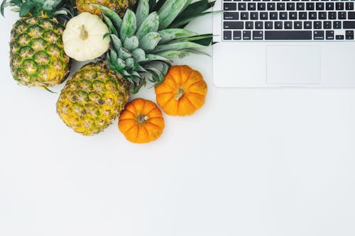 Kostnadsfri bild av ananas, äpple, bärbar dator