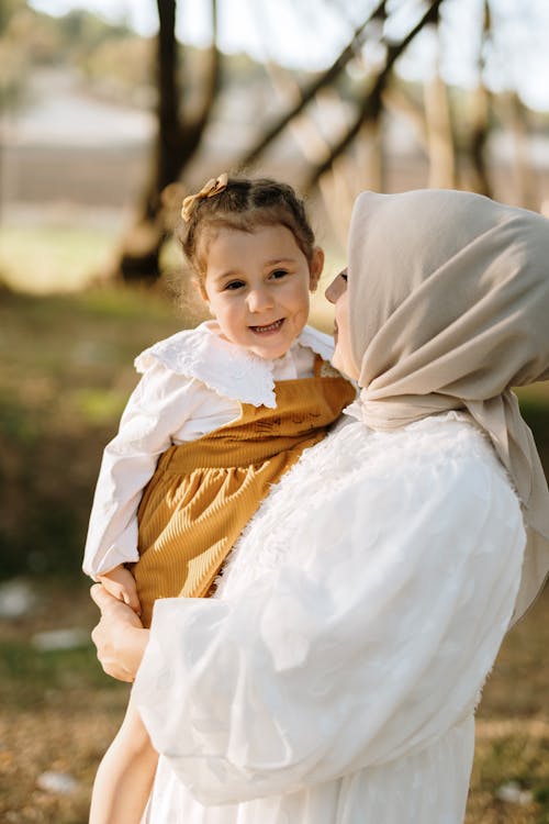 Gratis stockfoto met baby, hoofddoek, ma