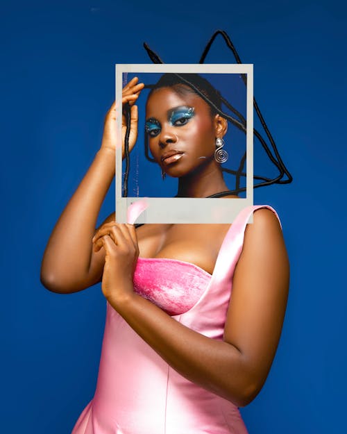 Kostnadsfri bild av afrikansk kvinna, bakgrund, blå