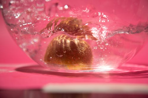 Imagine de stoc gratuită din apă, fundal roz, kiwi
