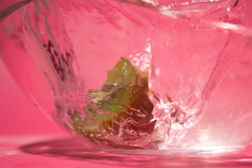 キウイ, しぶき, ピンクの背景の無料の写真素材
