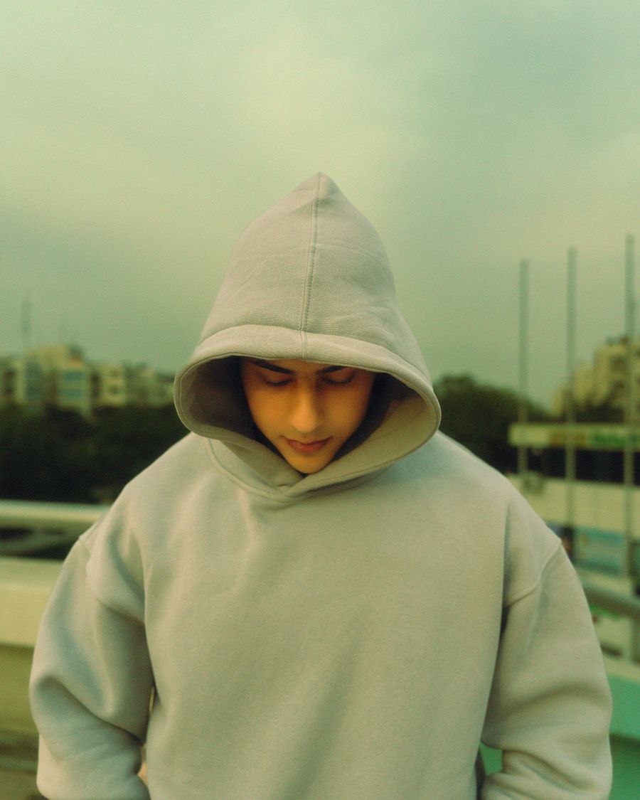 Hombre con hoodie en entorno urbano
