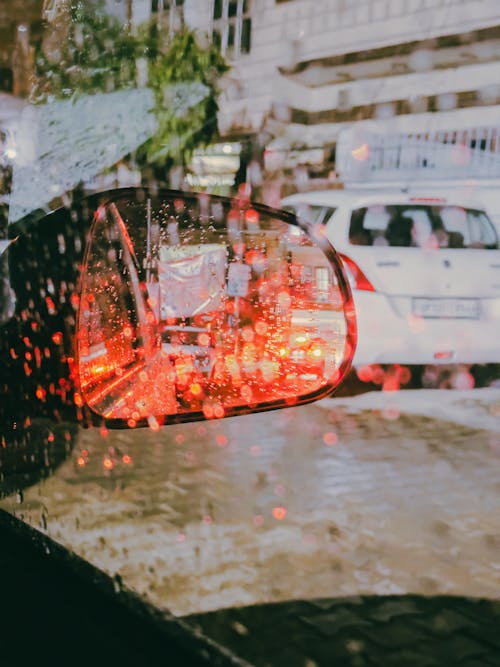 Kostenloses Stock Foto zu autospiegel, lichtreflexion, regnerische nacht