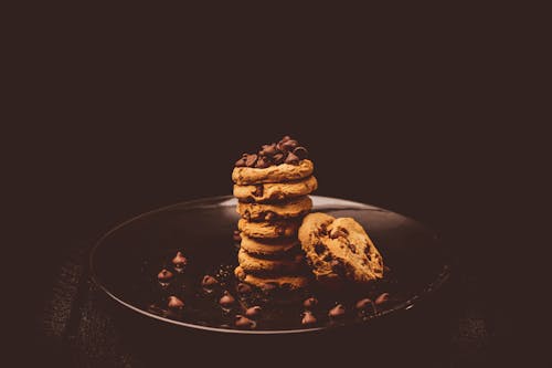 Photos gratuites de assiette, biscuits aux pépites de chocolat, bonbons