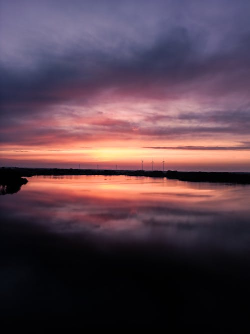 Spiegelung vom Sonnenuntergang am See