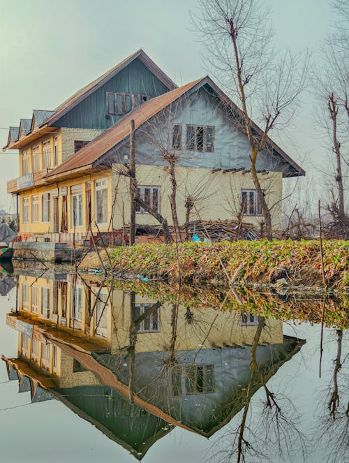 Floating House in Dal Lake 