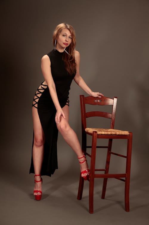 Foto profissional grátis de atraente, cadeira, de pé