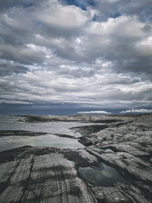 Gratis lagerfoto af grå klipper, hav, horisont