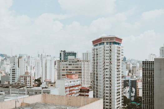 在明亮的天空下，现代城市的天际线鸟瞰图中高楼林立