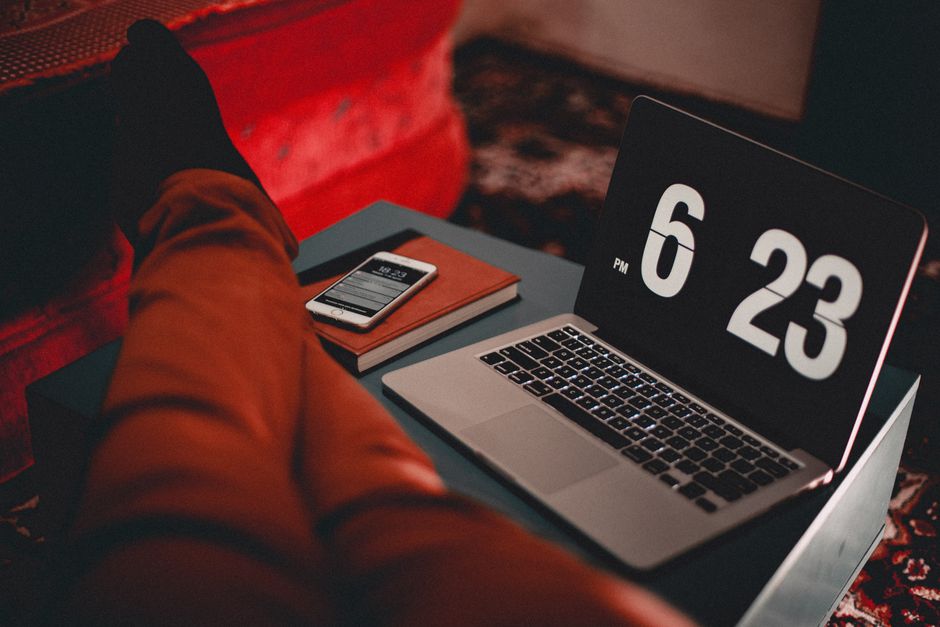 午後6時23分にmacbook Airの表示時間をオンにしました