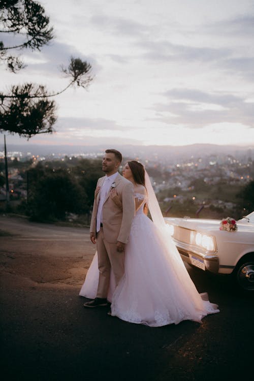 Безкоштовне стокове фото на тему «автомобіль, вертикальні постріл, весільна сукня»