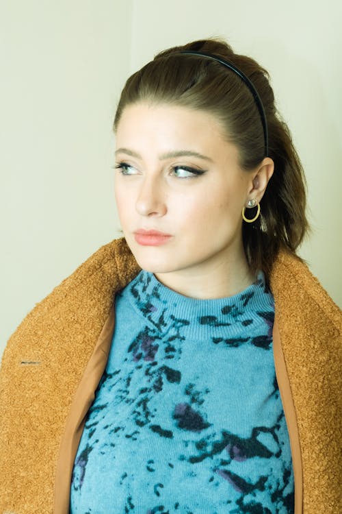 Foto profissional grátis de blusa azul, bonita, casaco marrom