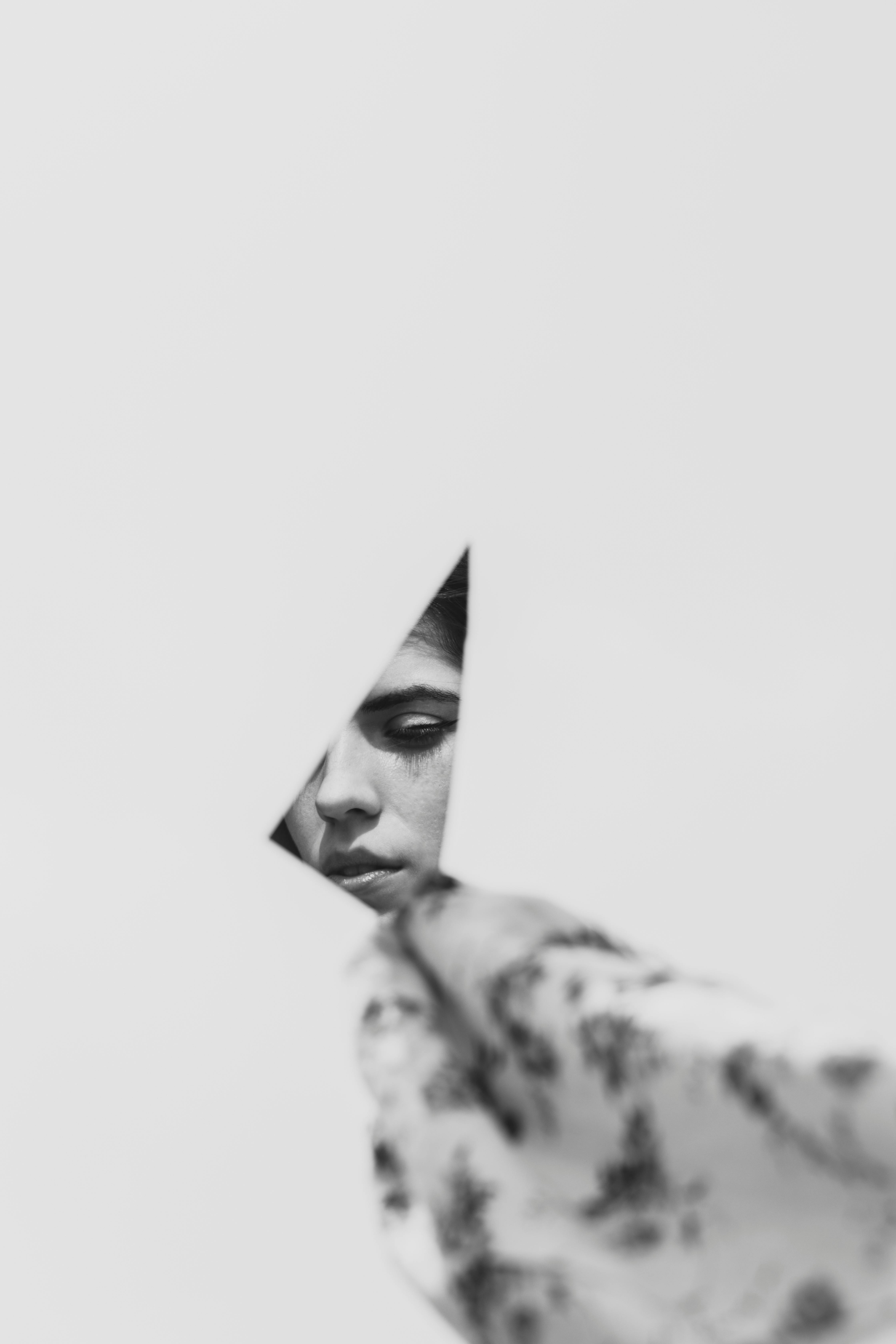 free-photo-of-bianco-e-nero-mano-giovane-riflesso.jpeg?auto=compress&cs=tinysrgb&w=1260&h=750&dpr=2