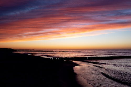 Kostnadsfri bild av färgglada himmel, gyllene solnedgång, havet