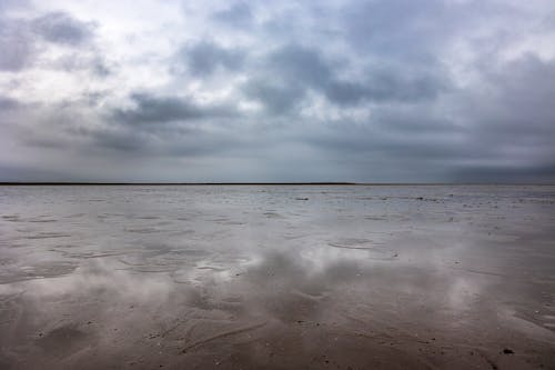 Бесплатное стоковое фото с cloouds, берег, буря на горизонте