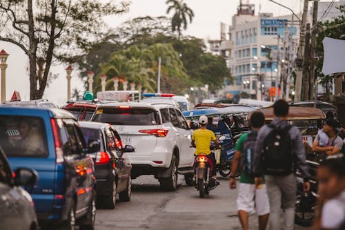 Vehículos Al Lado De Personas Que Caminan Por La Calle