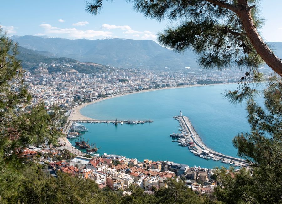 Explore the stunning coastline of Alanya, Türkiye, captured in a beautiful aerial photograph.