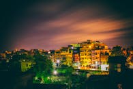 城市夜景色彩缤纷，明亮的建筑与绚烂的天空相映成趣，非常适合展现城市与旅游主题