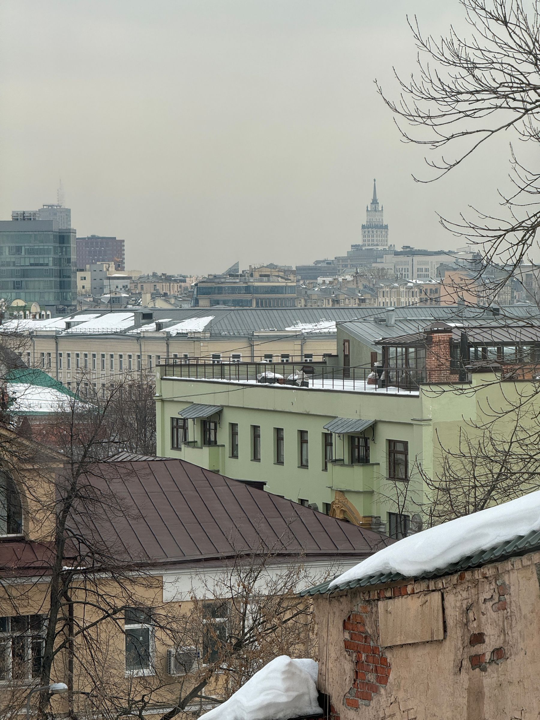 Иллюстрация: заснеженные крыши городских зданий зимой