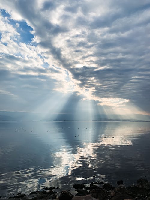 Dramatische Landschaft Mit Wolken Und Blauem Himmel, Sonnenlicht Erzeugt Reflexionen Auf Dem Wasser In Türkiye