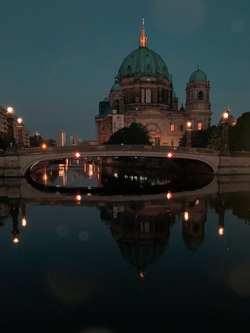 德国柏林晚上柏林圆顶在河上的倒影
