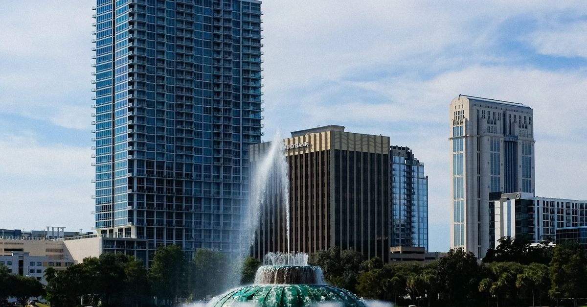 Skyline of Orlando featuring the famous Lake Eola fountain and modern skyscrapers.