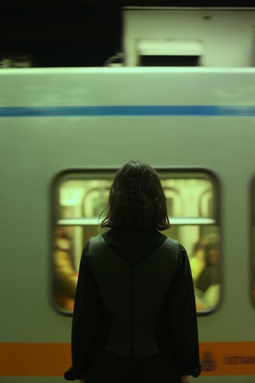 Darmowe zdjęcie z galerii z kobieta, metro, na stojąco