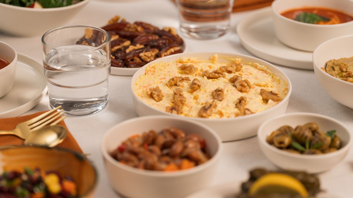 Hurma, çorba ve mezelerin yer aldığı kurulmuş bir iftar sofrası (temsilî görsel)