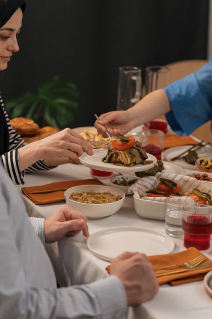 Ghar ka lunch toh sabse best hai na? 🍴👌 Mummy ke haath ka khana aur thoda sa fusion twist - perfect Sunday afternoon vibes! 😊 #familylunch #tolee #homemadewithlove
