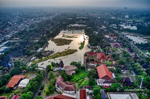 Vue Aérienne Du Bâtiment Près Du Plan D'eau